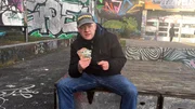 Seit knapp zwei Jahren ist Igor (42) arbeitslos. Doch einen neuen Job findet er nur schwer: sein Vorstrafenregister und eine fehlende Ausbildung stellen sich regelmäßig als unüberwindbare Hürden dar.Seit knapp zwei Jahren ist Igor (42) arbeitslos. Doch einen neuen Job findet er nur schwer: sein Vorstrafenregister und eine fehlende Ausbildung stellen sich regelmäüig als unüberwindbare Hürden dar.