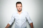 Der Kabarettist Florian Schroeder präsentiert die hr1-Satire Lounge.