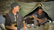 Detlef (l.) und Lothar trinken Bier in der Höhle