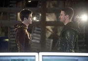 Barry Allen (Grant Gustin, l.) und Oliver Queen (Stephen Amell)