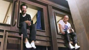 Jan Köppen (l.) und Frank Buschmann können sich langsam mit dem Gedanken anfreunden, in diesem japanischen Kapselhotel zu übernachten.