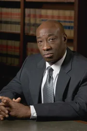 Quinn Sullivan (Michael Clarke Duncan) steht wegen Mordes vor Gericht.