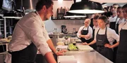 Modest Amaro gibt seinen Angestellten in der Küche des "Ateliers" Anweisungen.