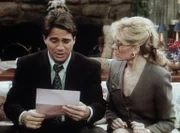 Tony (Tony Danza, l.) kriegt ein Angebot für einen Lehrauftrag. Kann sich Angela (Judith Light, r.) wirklich für ihn freuen?