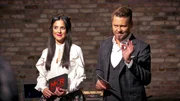 Alejandra und Mike verkünden das heutige Motto: Asia Streetfood Festival - das bedeutet: Die Gerichte müssen gut aus der Hand zu essen sein und gleichzeitig vor einem großen Publikum bestehen.Alejandra und Mike verkünden das heutige Motto: Asia Streetfood Festival - das bedeutet: Die Gerichte müssen gut aus der Hand zu essen sein und gleichzeitig vor einem groüen Publikum bestehen.