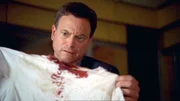 Detective Mac Taylor (Gary Sinise) wird von einem Unbekannten bedroht. Als er seinen verschwundenen Reisekoffer wiederfindet, entdeckt er ein blutiges Kindershirt.