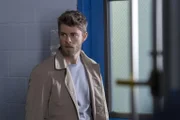 Für Roman (Luke Mitchell) beginnt ein gnadenloser Wettlauf mit dem FBI ...