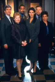 Darsteller Sam Waterston, Dianne Wiest, Jesse L. Martin, Angie Harmon, Jerry Orbach, S. Epatha Merkerson