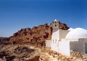 Die Moschee von Chenini, einem uralten Festungsdorf der Berber in der Bergwüste Südtunesiens.
