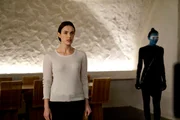 Jemma Simmons (Elizabeth Henstridge, l.), Sinara (Florence Faivre)