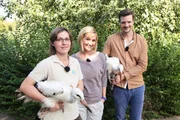 Spaziergang mit Storch: Die "X:enius"-Moderatoren Emilie und Adrian helfen Tierpflegerin Daniela Busch (li.) vom Vogelpark Marlow beim Umsetzen zweier Jungstörche in ihr neues Zuhause.