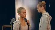 Thea (Hannah Dodd, r.) ist enttäuscht, dass Lena (Jessica Lord, l.) mit Max den Pas de deux tanzen darf und nicht sie. Außerdem vermutet sie, dass Lena ein Geheimnis hat und möchte dieses unbedingt herausfinden.