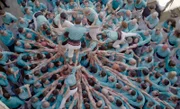 Castellers de Vilafranca am Dia del Graller. Menschen in der „Pinya“. Für die großen Castells benötigt man mehrere hundert Personen.