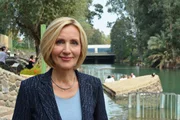 Petra Gerster am Jordan. Noch heute lassen sich Menschen dort taufen.