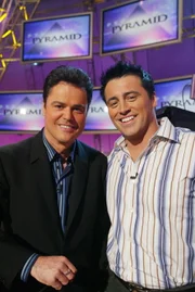 Bei einem Quiz mit Showmaster Donny Osmond (Donny Osmond, l.), kann Joey (Matt LeBlanc, r.) sein Wissen unter Beweis stellen ...