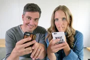 <p>Die „Xenius“-Moderatoren Caro und Gunnar mit ihren Smartphones.</p>