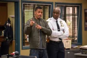 "Brooklyn Nine-Nine", "Das werden Obser-Ferien." Jake und Charles führen eine Observierung durch, die sich über die Dauer von acht Tagen erstrecken soll. Üblich ist eigentlich die Hälfte der Zeit, weil danach der Lagerkoller einsetzt, doch würde das den Erfolg der Mission beeinträchtigen. Am Beginn läuft zwischen den beiden Freunden alles rund. Bald aber wächst die Verbotsliste an und die Anspannung zwischen ihnen steigt ins Unermessliche. Im Revier bekommt derweil Captain Holt Besuch von seinem attraktiven Neffen Marcus. Rosa ist sogleich hin und weg!Im Bild (v.li.): Nick Cannon (Marcus), André Braugher (Ray Holt).