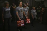 Dee (Kaitlin, Olson, l.), Dennis (Glenn Howerton, 2.v.l.), Charlie (Charlie Day, M.), Mac (Rob McElhenney, 2.v.r.) und Frank (Danny DeVito, r.) treten im Becherschnippen gegen ihren alten Feind an ...