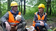 Jorin Handtmann und Judith Rakers beim Holzrücken im Wald.