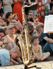 Eine ganze Stadt im Musik- und Tanzrausch, so lieben es die Fans des größten Weltmusikfestivals Europas. Unzählige Konzerte und Straßenmusik auf 20 großen und kleinen Bühnen, rund um die Uhr und aus aller Herren Länder.
