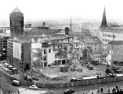 Das historische Rathaus in Essen wird 1964 abgerissen ? es muss einem Kaufhaus weichen.