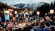 Es ist wieder soweit: Das Partyvolk begibt sich auf die Piste und feiert bis die Gletscher schmelzen. Im „Mooserwirt“ in St. Anton versammeln sich die Stimmungsmacher der Saison. Wenn‘s draußen so richtig kalt wird, heizen Stars wie DJ Ötzi, Carmen Geiss, Markus Becker, Lucas Cordalis und Antonia die Hütte so richtig ein. Moderiert wird die Gaudi des Jahres von Verena Kerth und LIKE! - Moderator Florian Ambrosius.