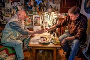 Galerist Alexander Milovsoro (li.) mit befreundetem Künstler vom Andreassteig