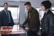 Weller (Sullivan Stapleton, l.), Jane (Jaimie Alexander, r.) und Roman (Luke Mitchell, M.) lassen sich auf einen gefährlichen Sprengstoffdeal ein, der prompt in die Hose geht und Shepherd ihrem Ziel etwas näher bringt ...