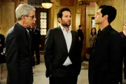 Sergeant Munch (Richard Belzer, l.) und Nick Amaro (Danny Pino, r.) beschäftigen sich mit einem verzwickten Fall: Auf einem Konzert wird ein Mädchen Opfer eines sexuellen Übergriffs. Der Sicherheitsmann Frank Patterson (Eion Bailey) wird Zeuge der Tat und behauptet, er habe versucht dem Mädchen zu helfen. Doch sie hingegen sagt, er gehört zu dem Kreis der Täter. Was hat sich auf dem Konzert wirklich zugetragen?