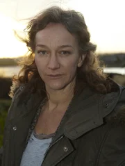 Verbirgt Mary (Matilda Ziegler) etwas vor der Polizei?