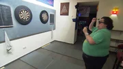 Roland beim Dartspielen