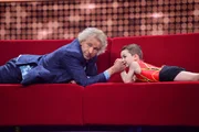 Gastgeber Thomas Gottschalk (l.) mit Ali (r.) beim Armdrücken. Doch hat Thomas Gottschalk eine Chance gegen den Kleinen?