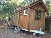 Tiny House Hunters Season3 EP Free to Be Tiny, Tiny House Hunters Staffel3 EP TraumhaĚˆuschen
Homebuyer Cianna (Center) and friend Shelley (Left) along side tiny house builder Nick Mosley tour this quaint 163 sq. ft. tiny house as seen on Tiny House Hunters.