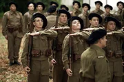 In England erhält Alain (Jules Sadoughi, li.) eine militärische Ausbildung.