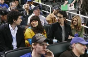 Henry (Christopher Gorham, 2.v.r.) hält sich wieder in der Stadt auf und Betty (America Ferrera, 2.v.l.) verabreden sich mit ihm zu einem Doppel-Date. Betty vergleicht Matt (Daniel Eric Gold, l.) mit Henry und stellt fest, dass sie immer noch Gefühle für ihren Ex-Freund hegt ...