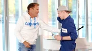 Taylor Luc Jacobs (r.) aus Kiel bekommt die "Goldene CD" von Chefjuror Dieter Bohlen (l.) und ein Ticket für den Recall in Thailand.
Verwendung der Bilder für Online-Medien ausschließlich mit folgender Verlinkung: "Alle Infos zu "Deutschland sucht den Superstar" im Special bei RTL.de: https://www.rtl.de/cms/sendungen/superstar.html
