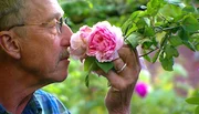WDR Fernsehen GARTENLUST "Meine Oase zum Wohlfühlen", am Samstag (11.08.12) um 18:20 Uhr.
Für Winfried Rusch genießt es in seinen Garten zu gehen und besonders seine Rosen sind ihm wichtig.