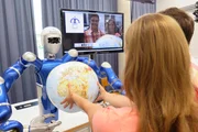 <p>Die „Xenius”-Moderatoren Caro und Gunnar besuchen das Institut für Robotik und Mechatronik am Deutschen Zentrum für Luft- und Raumfahrt in Oberpfaffenhofen bei München. Hier treffen sie einen doppelt feinfühligen Roboter …</p>