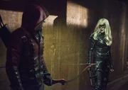 Black Canary (Katie Cassidy) und Arsenal (Colton Haynes)