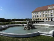 Blick in den Barockgarten von Schloss Hof.