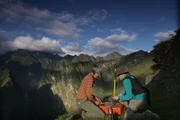 Eileen Ernenwein und Katie Simon mit GPR-Kit auf den Terrassen von Machu Picchu.