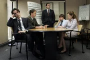 V. li. n. re.: Ryan (B. J. Novak), Dwight (Rainn Wilson), Michael (Steve Carell), Jim (John Krasinski) und Pam (Jenna Fischer).