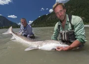 Stolz präsentiert Ben Fogle (r.) Angelprofi Matt Hayes (l.) seinen Fang: Der Weiße Stör misst mehr als 2 Meter ...