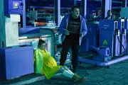 Die schwangere Jutta (Katrin Ingendoh) muss sich setzen. Kommt das Kind an der Tankstelle zur Welt? Olaf (Daniel Zillmann) kümmert sich um sie.