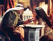 Sheikh Riyadh (Omar Sharif) ist auf die Schönheit seiner Tocher Jazira (Zuleikha Robinson) besonders Stolz
