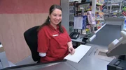 Jessica Lüdemann arbeitet in einem Supermarkt