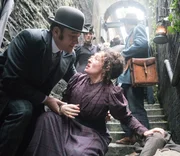 V.l.: Reid (Matthew Macfadyen), Deborah Goren (Lucy Cohu, vorne), Rachel Costello (Anna Koval), Jackson (Adam Rothenberg)