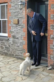 Doc Martins (Martin Clunes) letzter Tag in Portwenn ist angebrochen. Das Wartezimmer ist proppenvoll, als klar wird, dass Louisa und das Ungeborene in großer Gefahr schweben ...