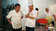 Dai Jianjun (li.) in der Restaurantküche