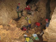 Forscher in der heiligen Maja-Höhle